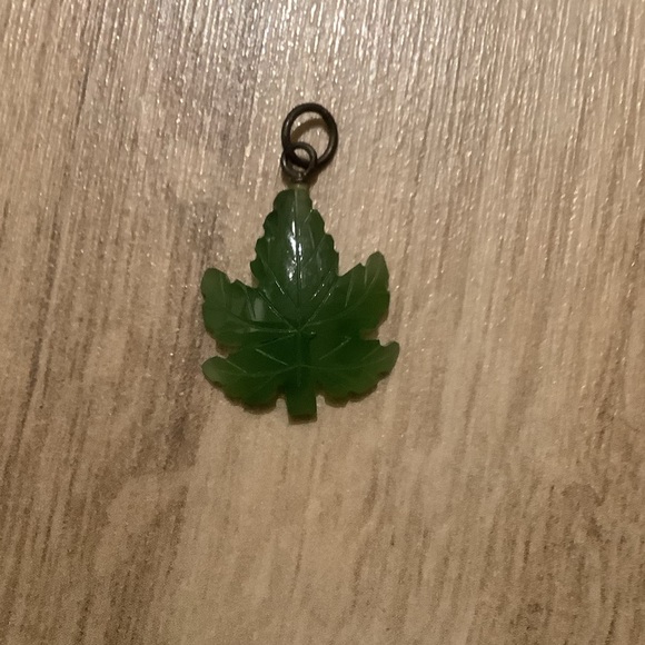 new vintage Jade maple leaf pendant charm - Picture 2 of 4